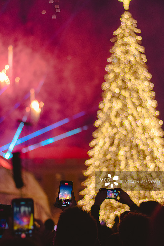 人们在里斯本用手机拍摄圣诞灯饰图片素材