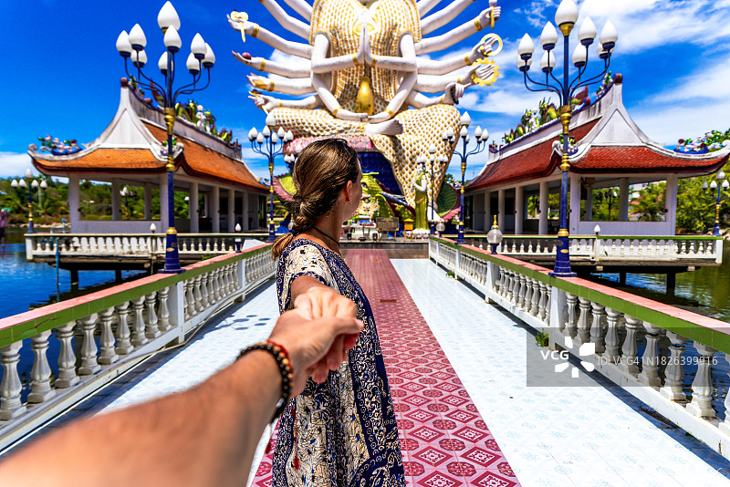 在苏梅岛瓦普莱兰寺庙与男友牵手的女子，泰国湾图片素材