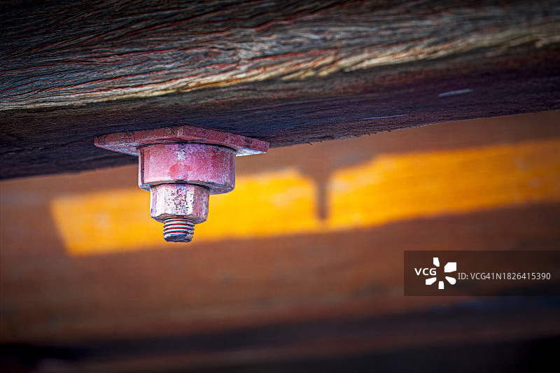 风化的红色螺母和螺栓图片素材