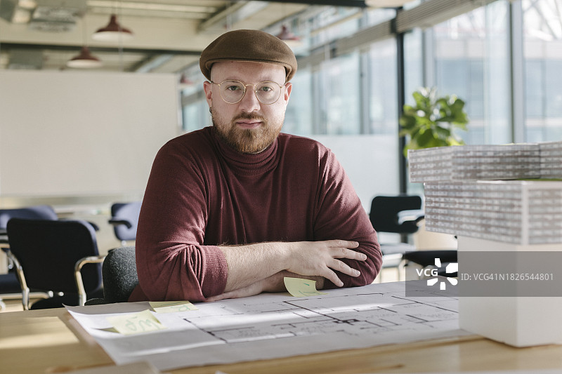 建筑师在办公室工作桌前的肖像图片素材