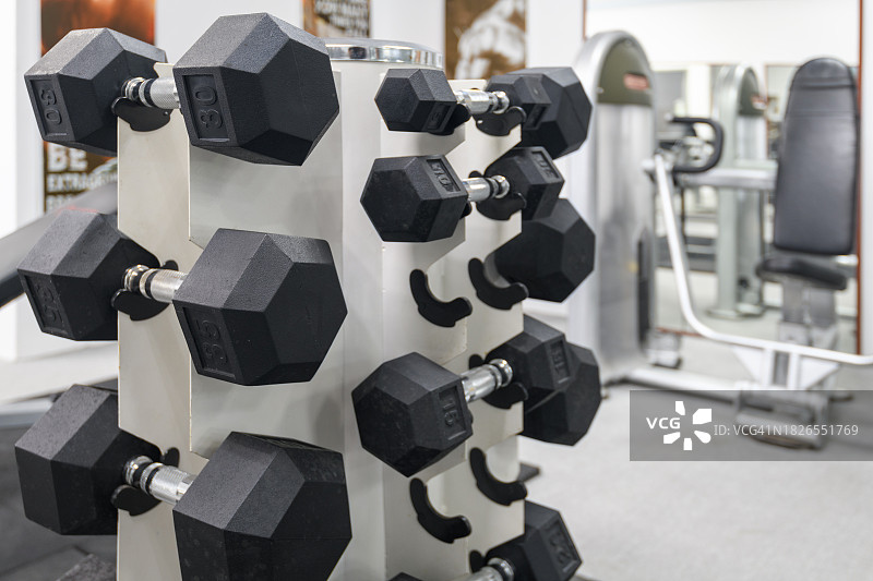 健身中心内的哑铃图片素材