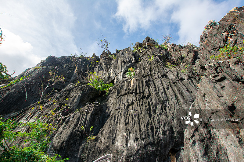 步行到位于大型石英石内的洞穴。蝙蝠栖息地。图片素材