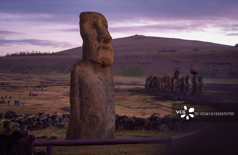 阳光明媚的夏日傍晚，神秘莫埃石像的海洋景色图片素材