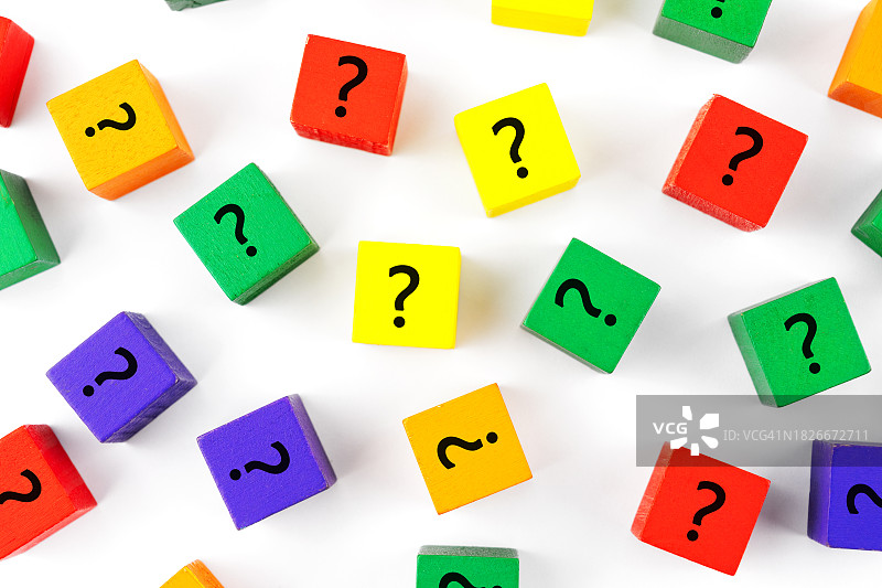 白色背景上彩色木块上的问号图片素材