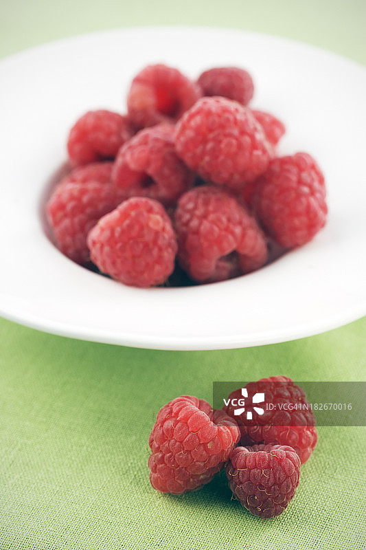 绿色中的覆盆子图片素材