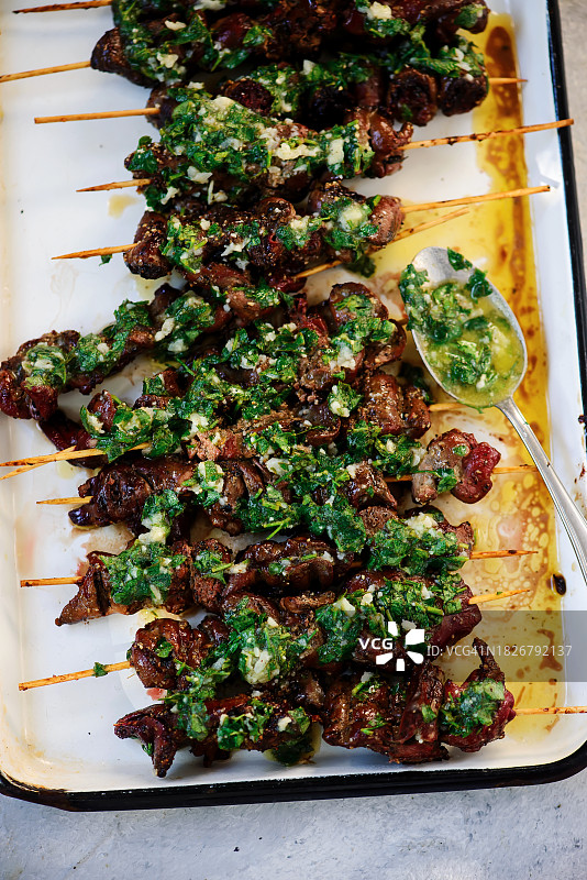 柠檬黄油酱烤鸡肝串图片素材