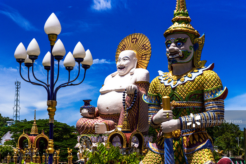 泰国苏梅岛菩莱寺的中国弥勒佛笑脸雕塑图片素材