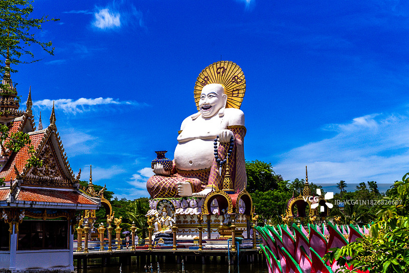 泰国苏梅岛菩莱寺的中国弥勒佛笑脸雕塑图片素材