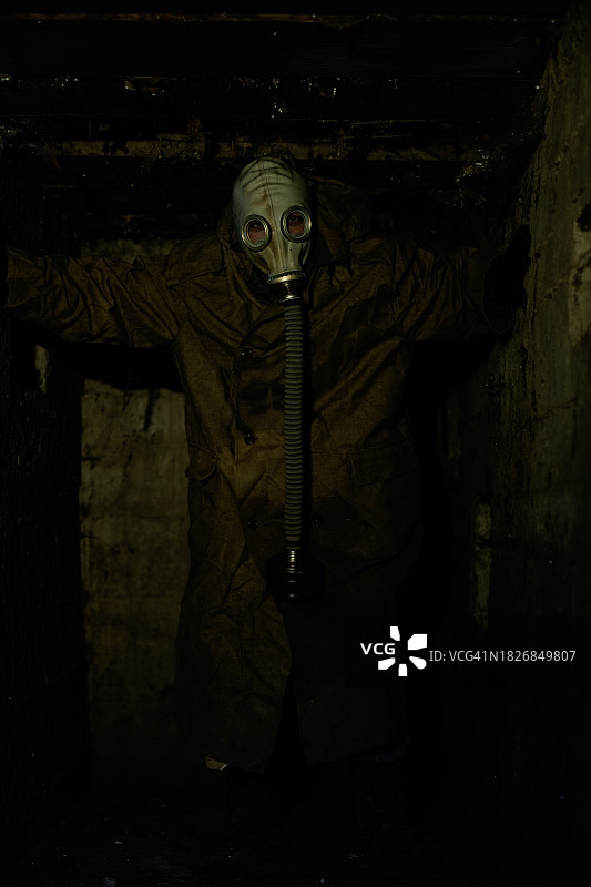 在地下隧道里戴着防毒面具的男人图片素材
