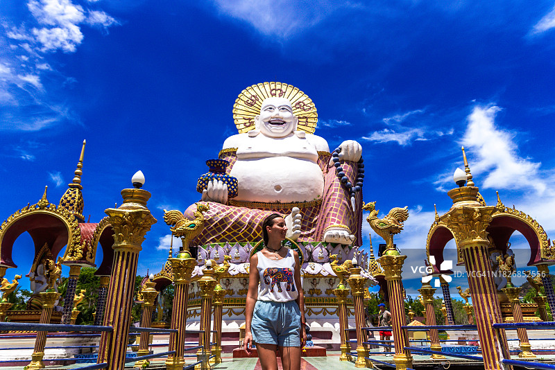 白人金发女子在泰国苏梅岛普拉莱姆寺游览图片素材