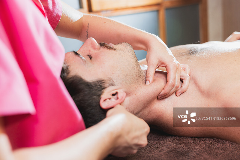 年轻理疗师在理疗中心进行颈部按摩治疗图片素材