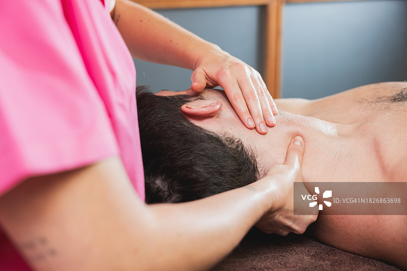 年轻理疗师在理疗中心进行颈部按摩治疗图片素材