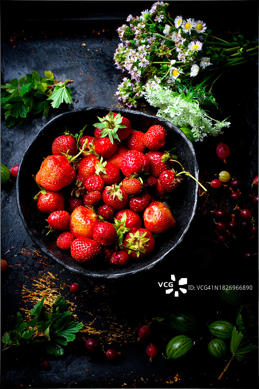 陶瓷碗中的新鲜有机草莓图片素材