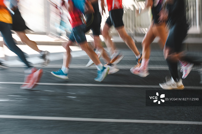 城市中快速奔跑的业余人群，模糊运动抽象体育背景图片素材