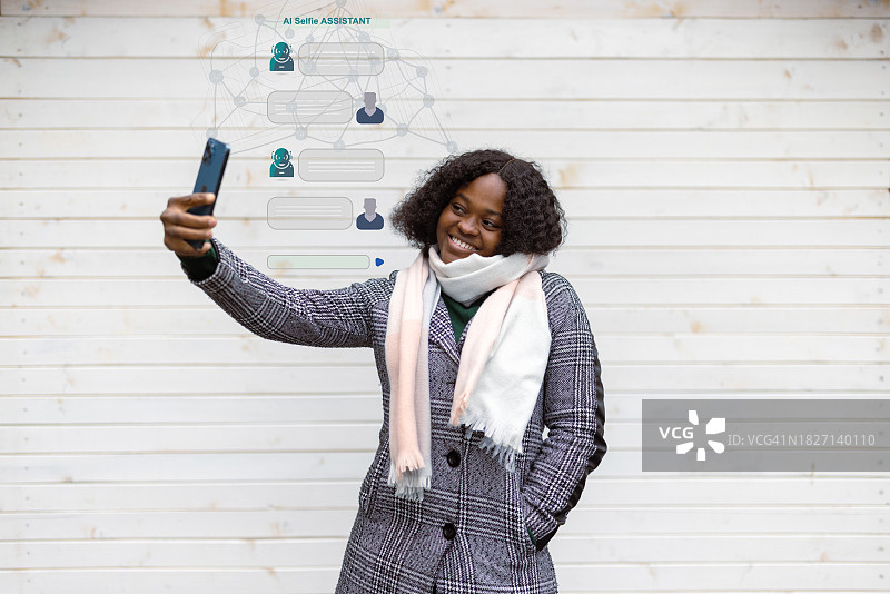 在户外使用AI自拍助手的黑人女性图片素材