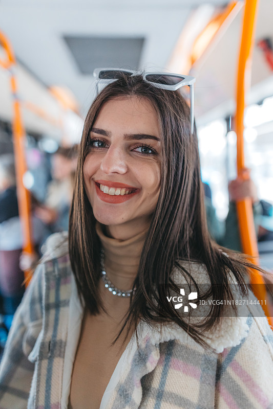 城市公交车上的美丽女人肖像图片素材