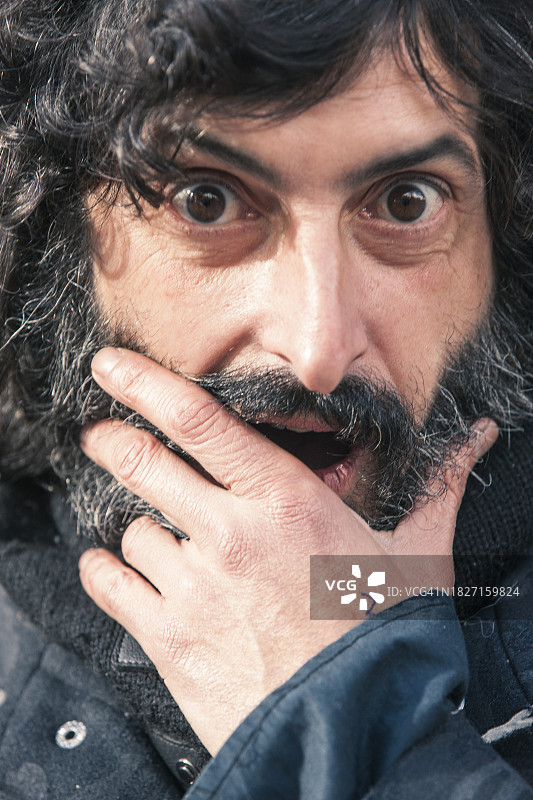 中年男子因中彩票而兴奋图片素材