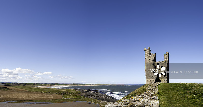 英国诺森伯兰郡海岸全景：利尔本塔和邓斯坦堡城堡图片素材