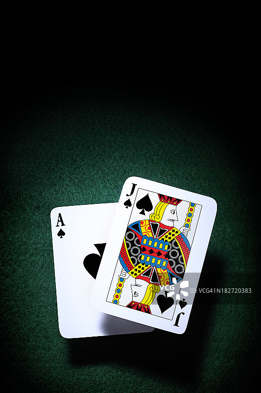 绿色毛毡上的黑杰克扑克牌图片素材