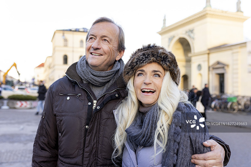 快乐的情侣在慕尼黑音乐厅广场观光图片素材