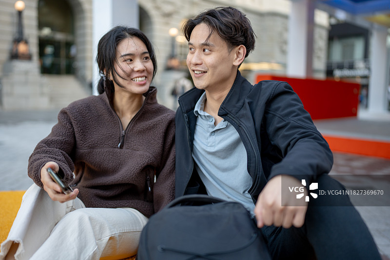 两个在城市里的年轻旅行者图片素材