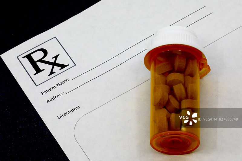 医生开处方和药瓶图片素材