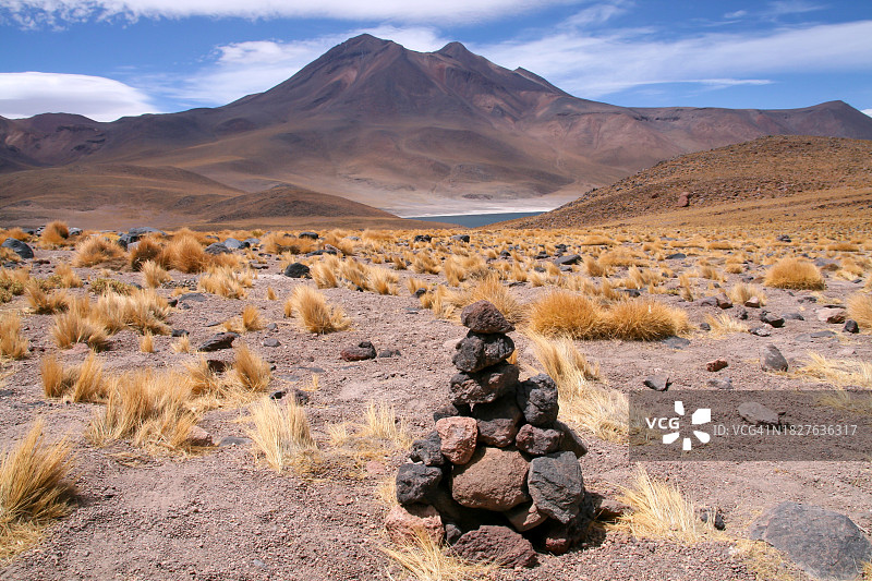 米涅克斯湖，位于智利北部安托法加斯塔地区米斯坎蒂火山脚下图片素材