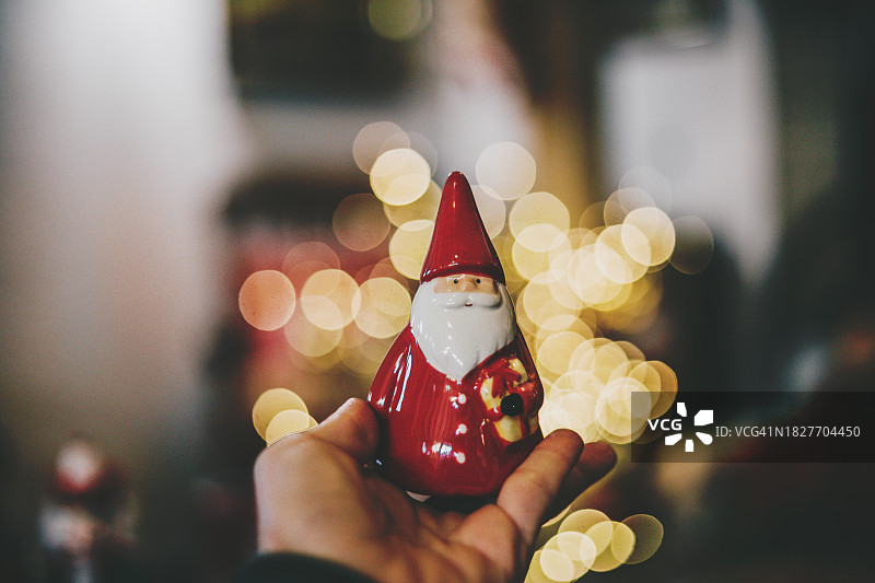 圣诞老人与虚化的圣诞灯光图片素材