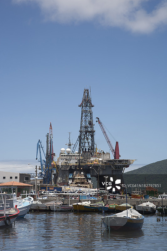 海滩附近的石油钻井平台图片素材