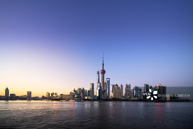 中国上海日落时分的城市天际线和城市景观图片素材