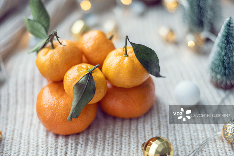 圣诞灯光背景下的橘色橘子图片素材