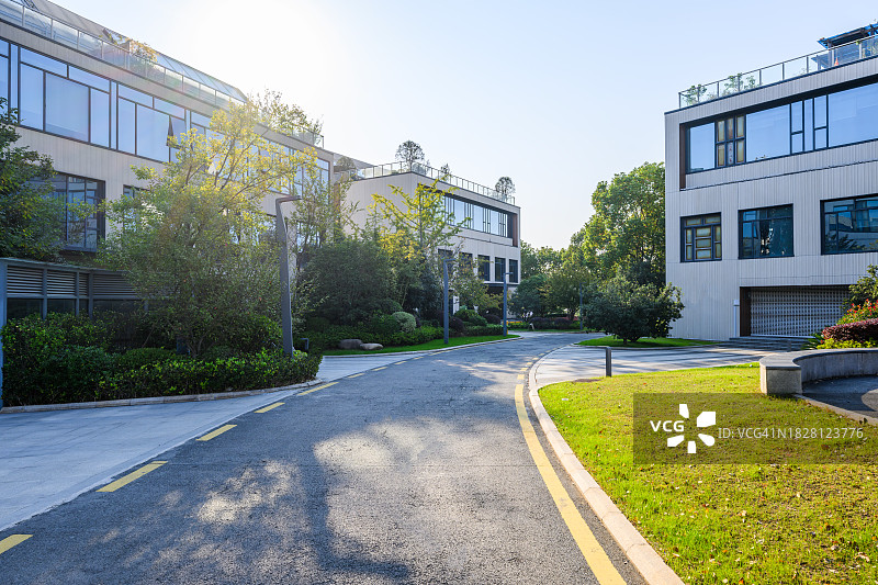 秋季的现代生态城市道路图片素材