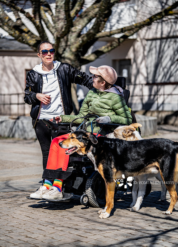 和朋友在一起的年轻瑞典女子图片素材