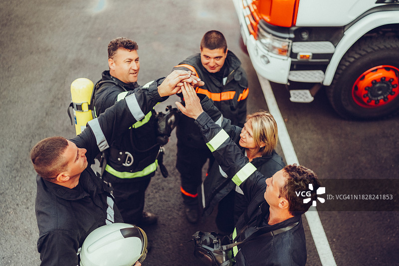 消防员们击掌图片素材