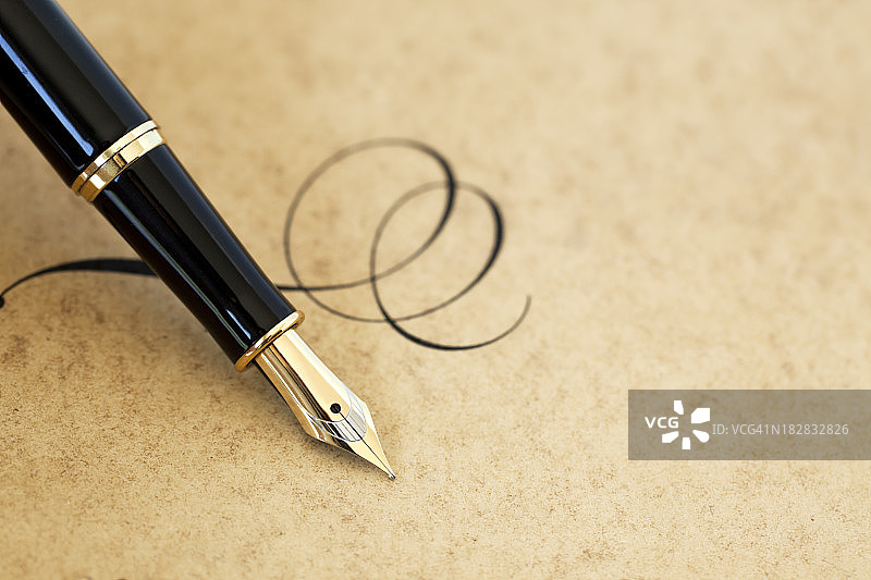 钢笔和花饰图片素材