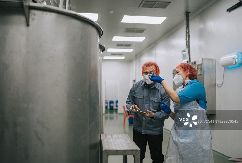 亚洲检查员对工厂质量控制进行例行检查图片素材