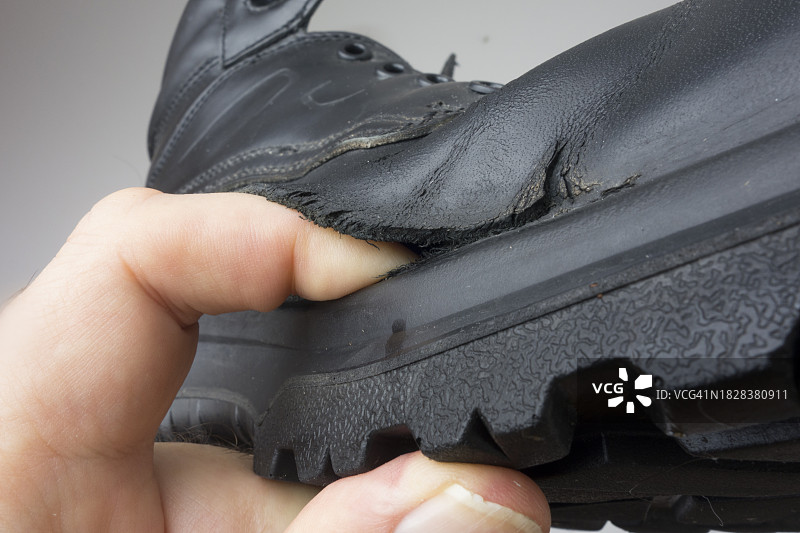 破旧的皮革工作靴图片素材