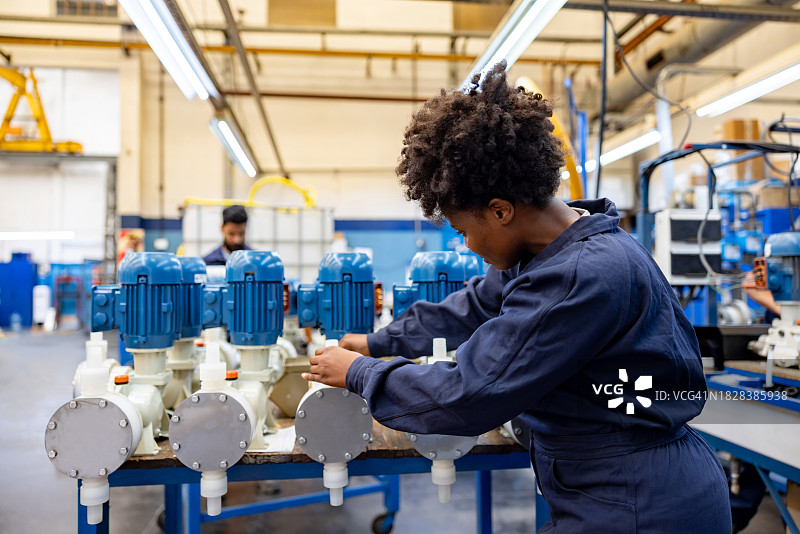 在水泵厂工作的员工图片素材