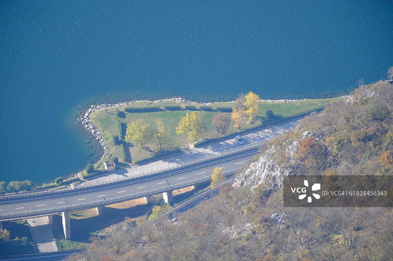 俯瞰科莫湖的道路图片素材