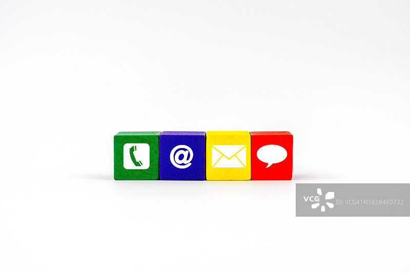 彩色木块上的联系我们标志图片素材