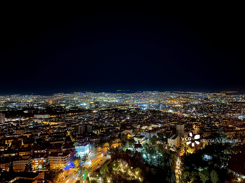 土耳其安卡拉夜间天际线航拍，可见科贾泰佩清真寺和摩天大楼图片素材