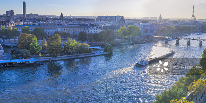 洛朗·吉劳杜/巴黎，塞纳河上的一艘驳船驶向埃菲尔铁塔图片素材