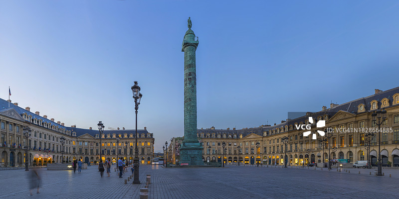 巴黎：黄昏时分的旺多姆广场图片素材