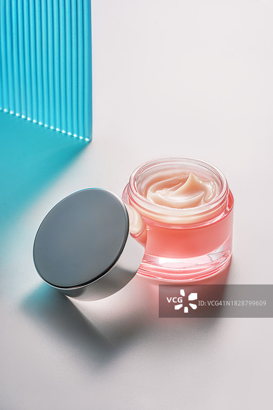 美容化妆品：玻璃罐中的护肤面霜、补水保湿霜或护手霜，白色灰色背景图片素材