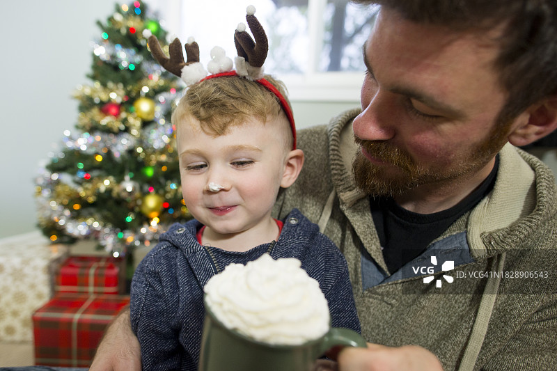 圣诞节期间饮用热巧克力和搅打奶油图片素材