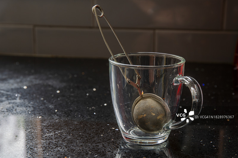用玻璃杯和滤茶器泡茶图片素材