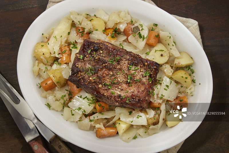 慢炖腌牛肉和卷心菜胸肉图片素材