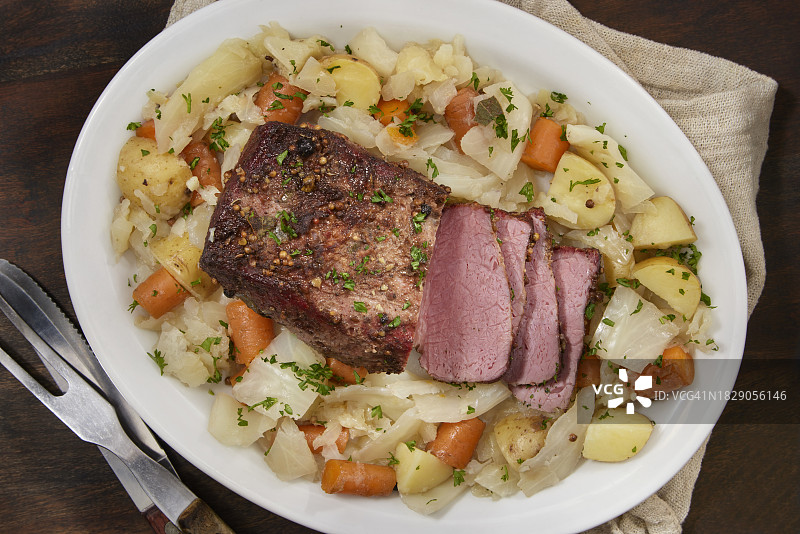 慢炖腌牛肉和卷心菜胸肉图片素材