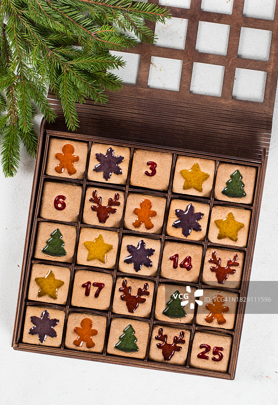 圣诞节降临节日历饼干，姜饼人、星星、圣诞树、雪花、鹿头造型的姜饼图片素材