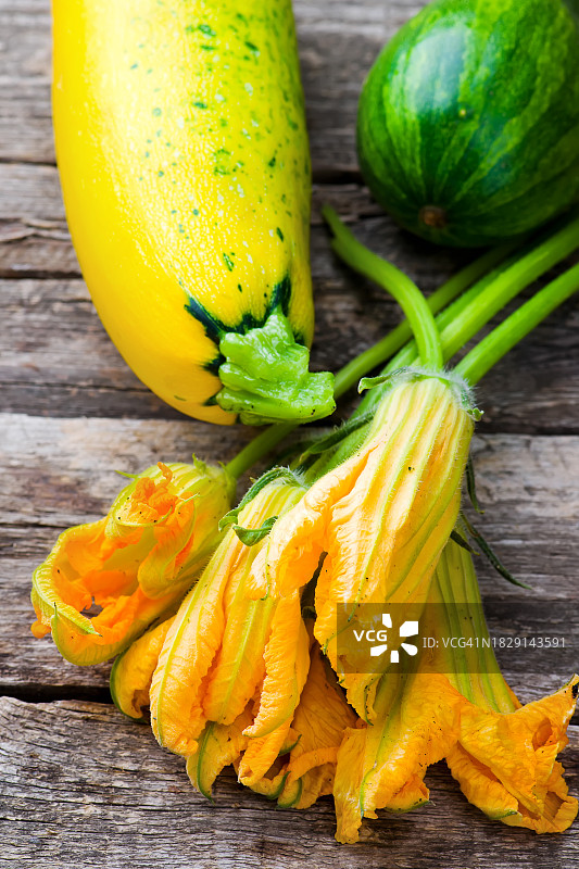 木桌上的新鲜有机西葫芦花图片素材